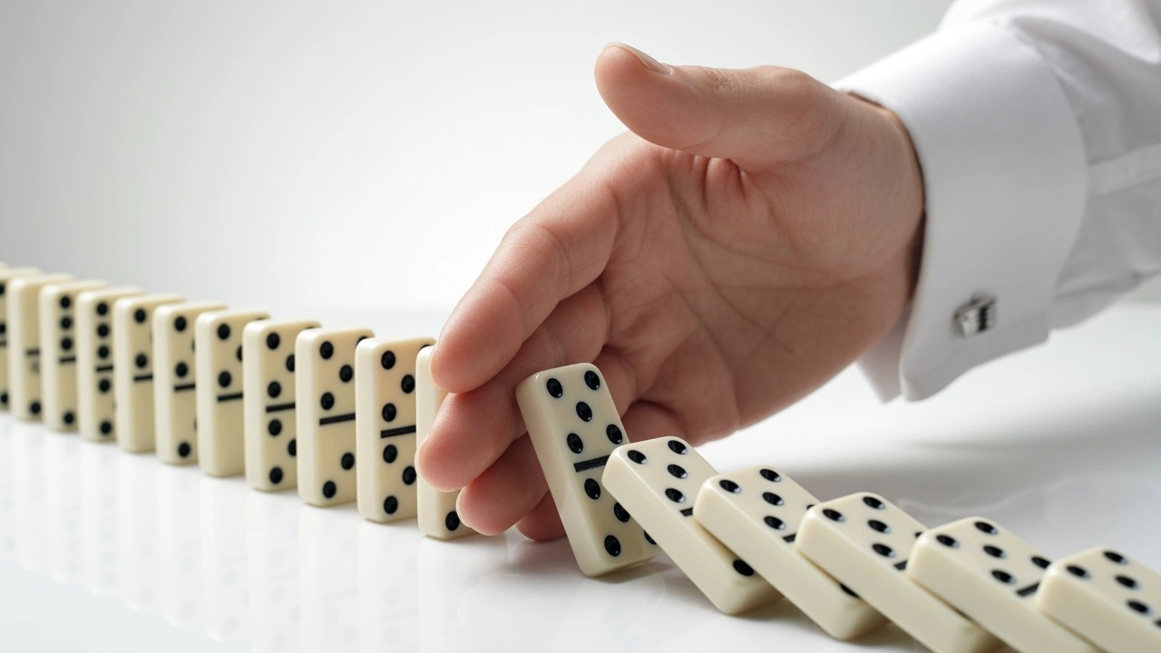 Hand stoppt eine fallende Domino-Kette als Symbol für Prävention, Risikomanagement und Konfliktvermeidung.